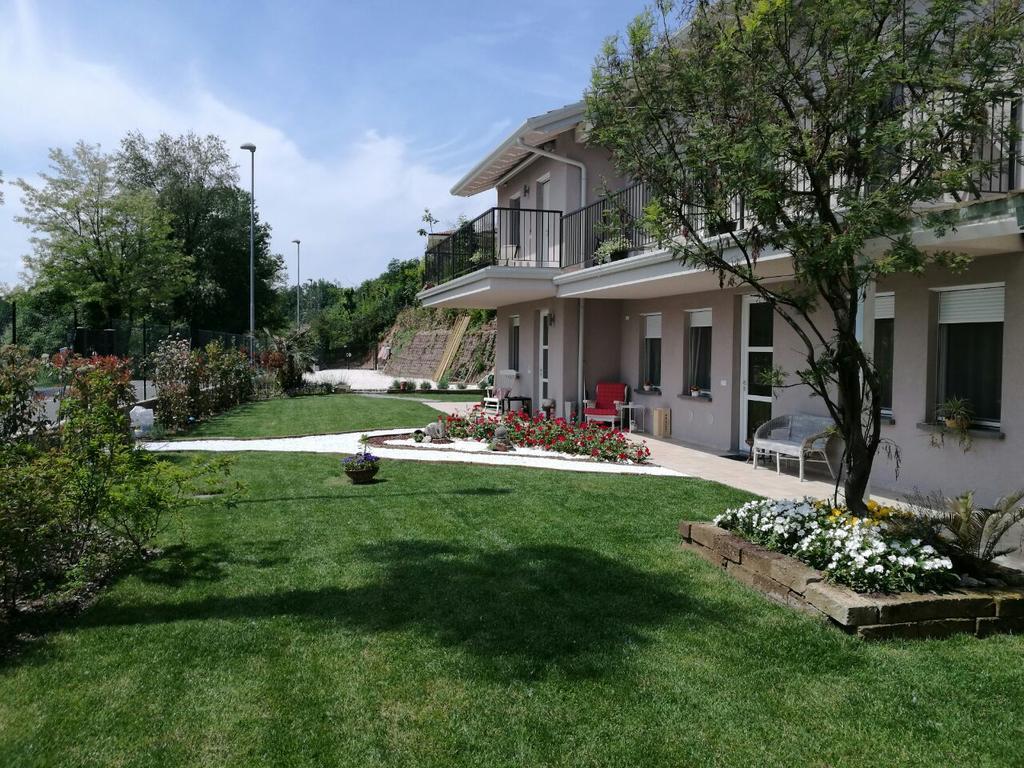 Mimosa Apartments Soiano Del Lago Bagian luar foto
